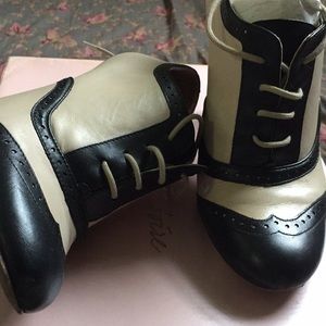 Pour La Victoire Penelope cream and black heels